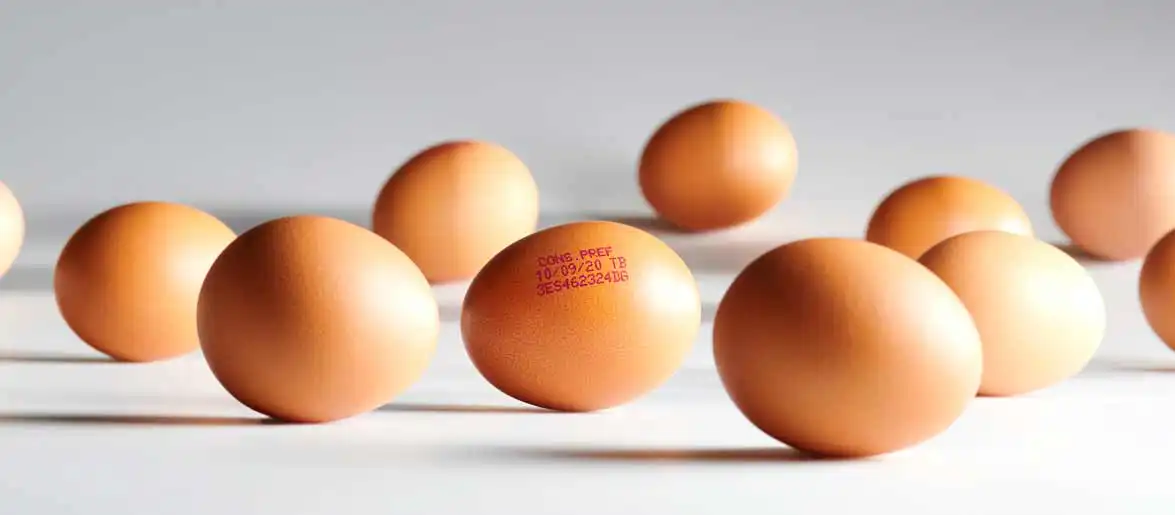 Código CIJ legible sobre huevo en una aplicación de alimentos